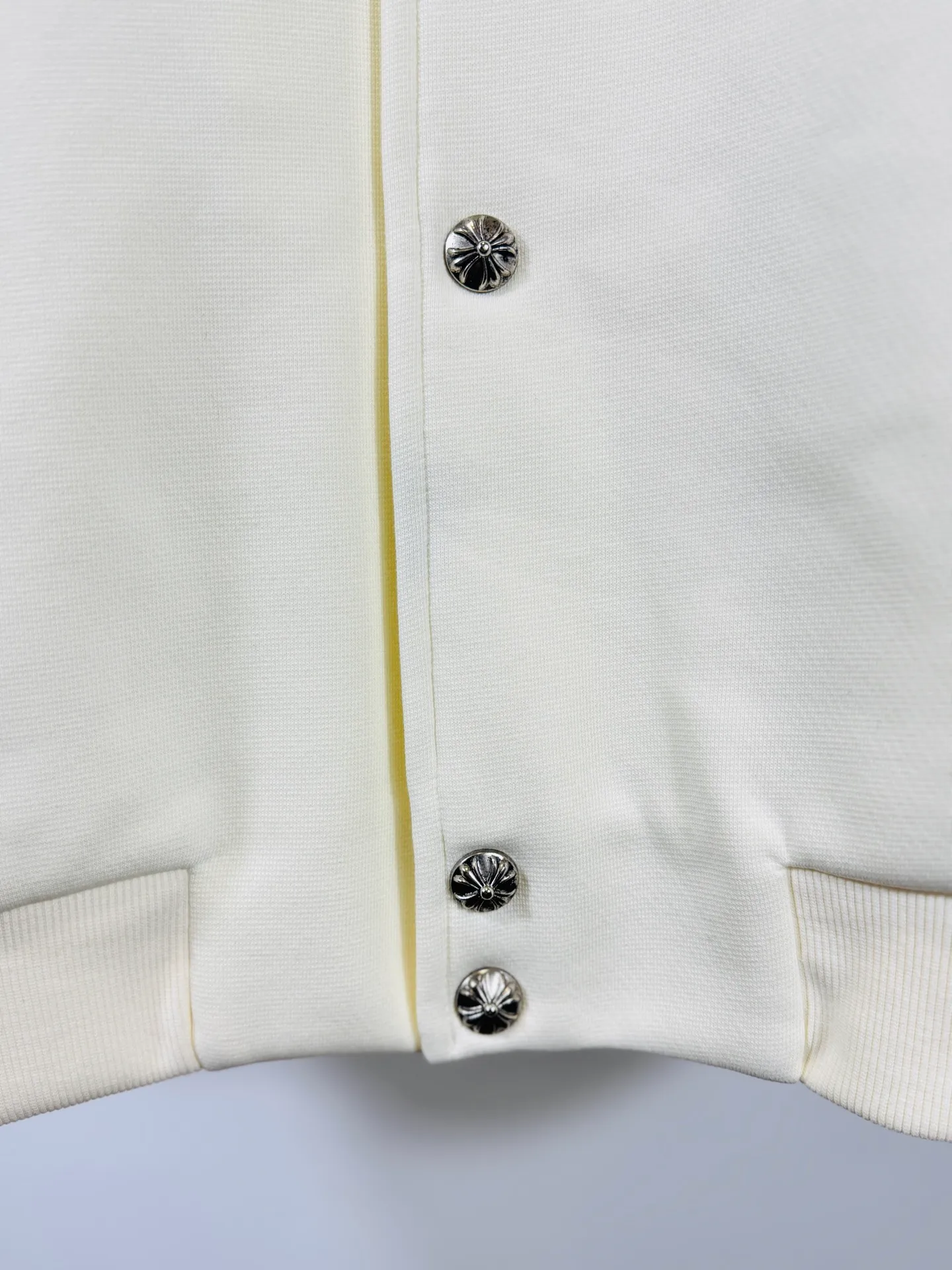 P520 top version 🐮 Real shot without P, ​​different from market products] Chrome Hearts 🍁Winter clothes are coming🍁New Year clothes Sanskrit cross woolen leather sleeves spliced ​​baseball embroidered cotton clothes Heavy embroidery ➕Double sleeve splicing special technology Counter synchronization, heavy industry and heavy industry! ! Customized version of thickened woolen fabric, silk lining, customized version of hardware, not the ordinary version on the market! ! Color: black and white stitching Code number: S, M, L, XL